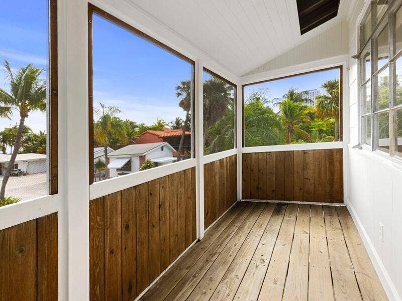 Screened Porch unstaged