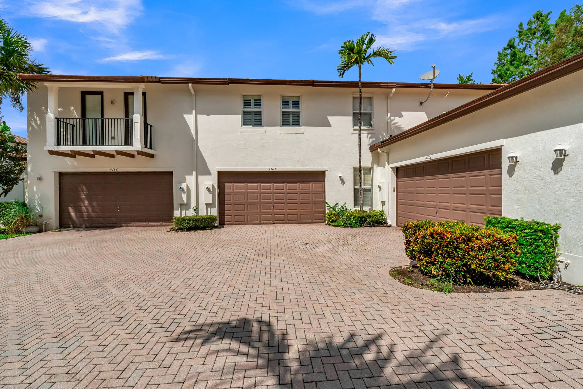 4784 Acadian Trail, Coconut Creek, FL 33073 One way entry to all garages in the building