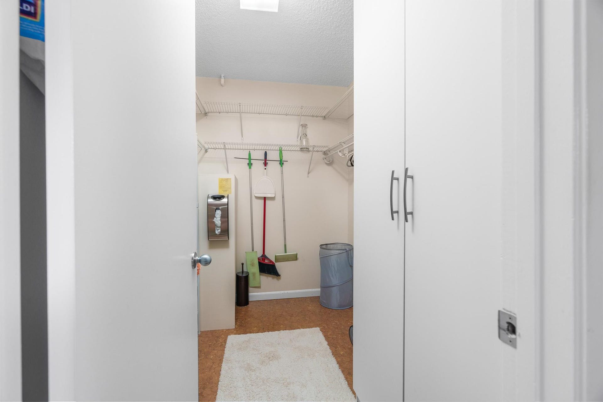 Clloset in 2nd bedroom