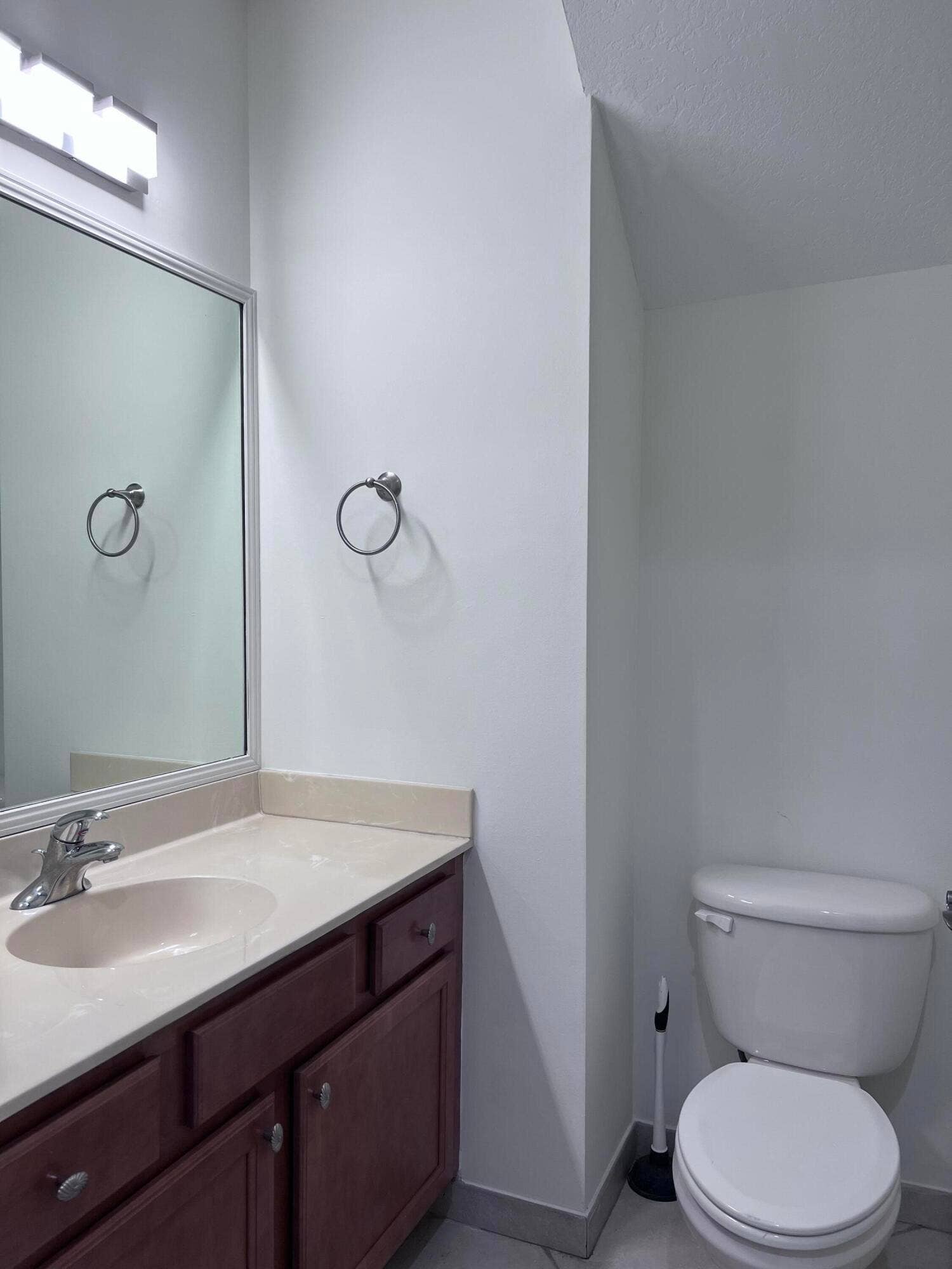 1/2 Bathroom