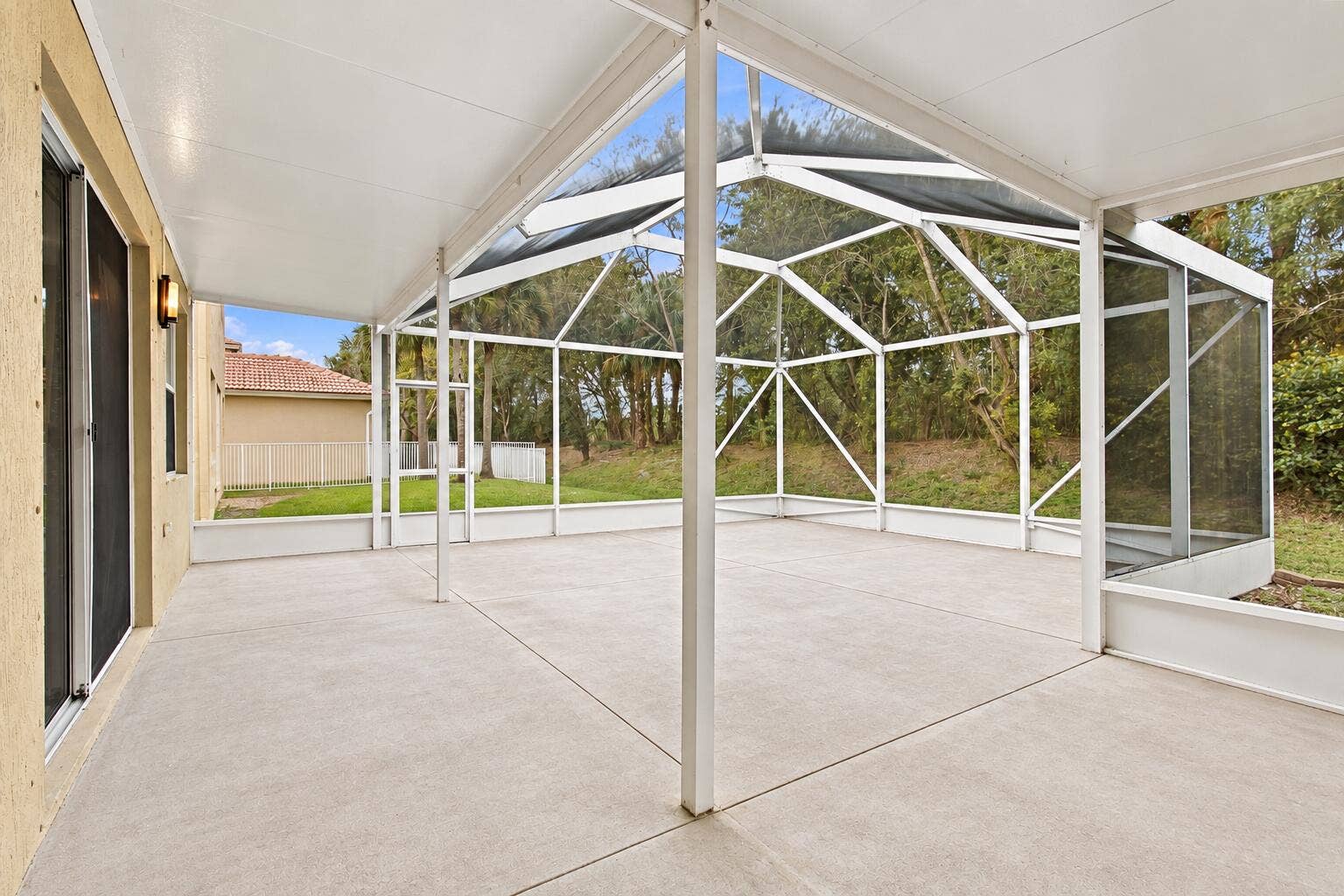 Expansive Screened in Patio