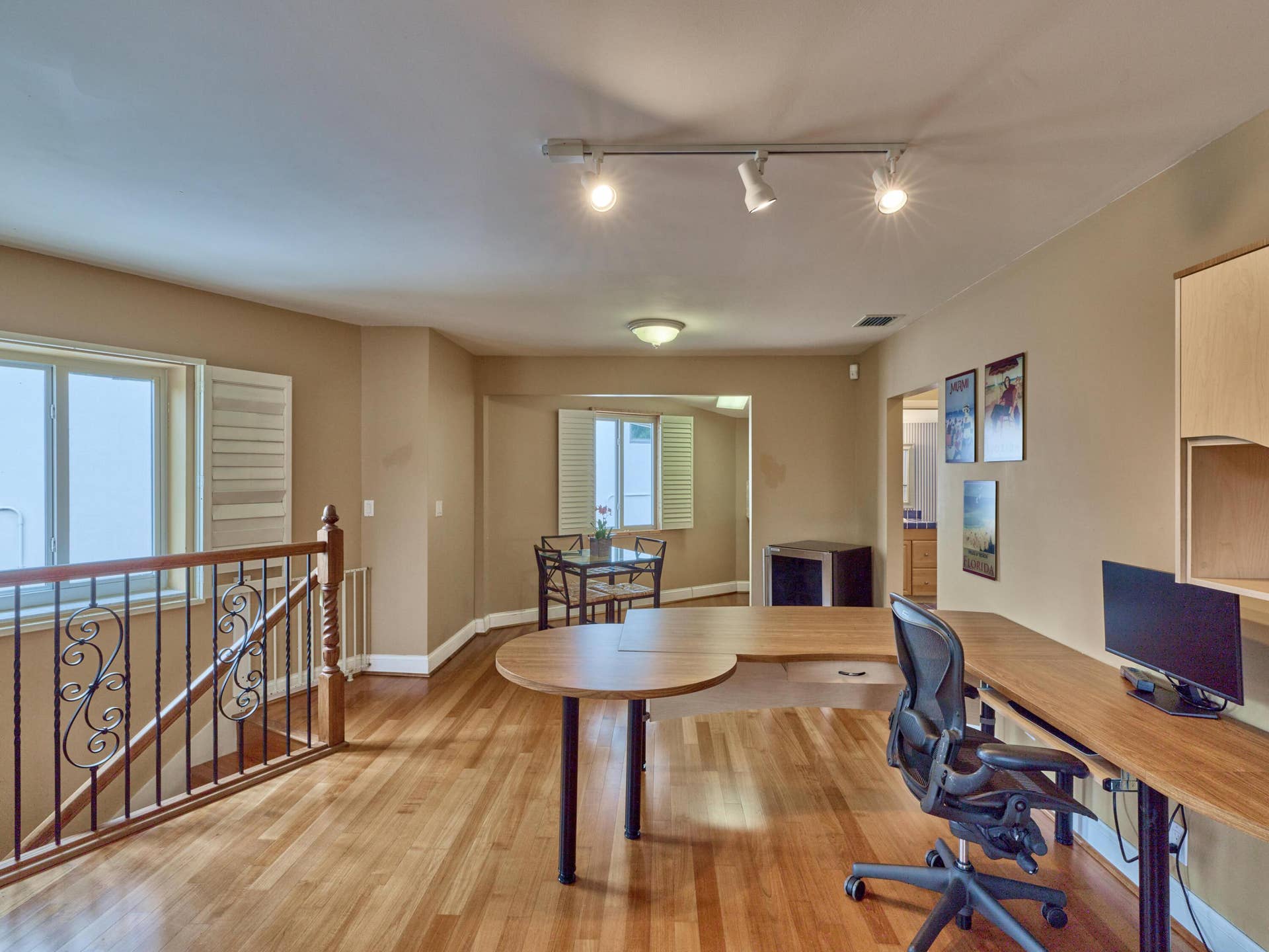 Spacious 1 bedroom/1 bath apartment over garage.