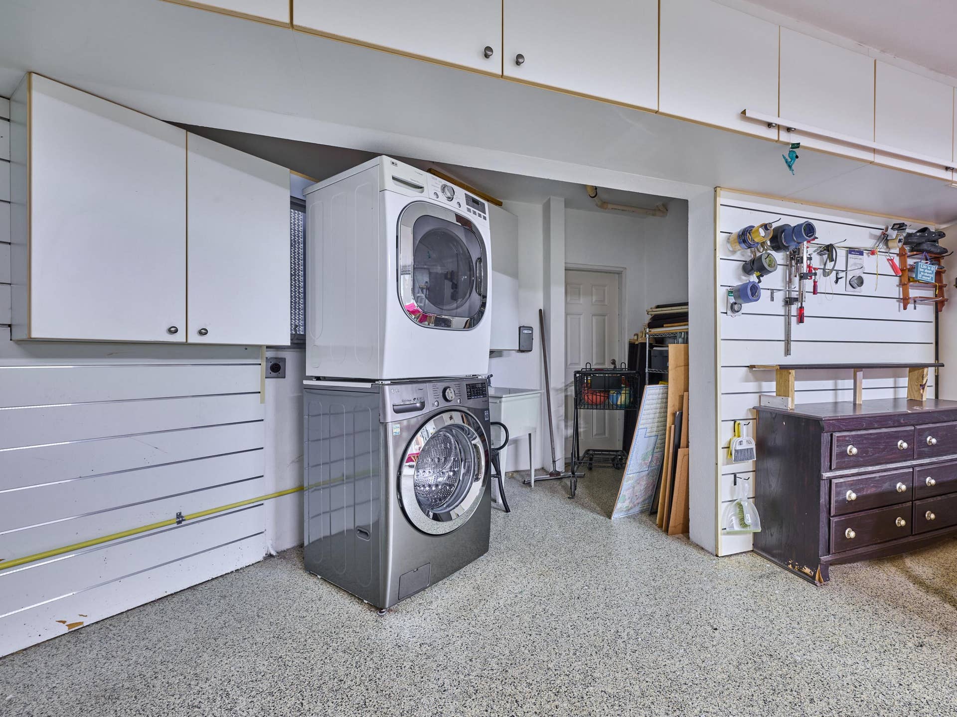 Over sized garage w/laundry area