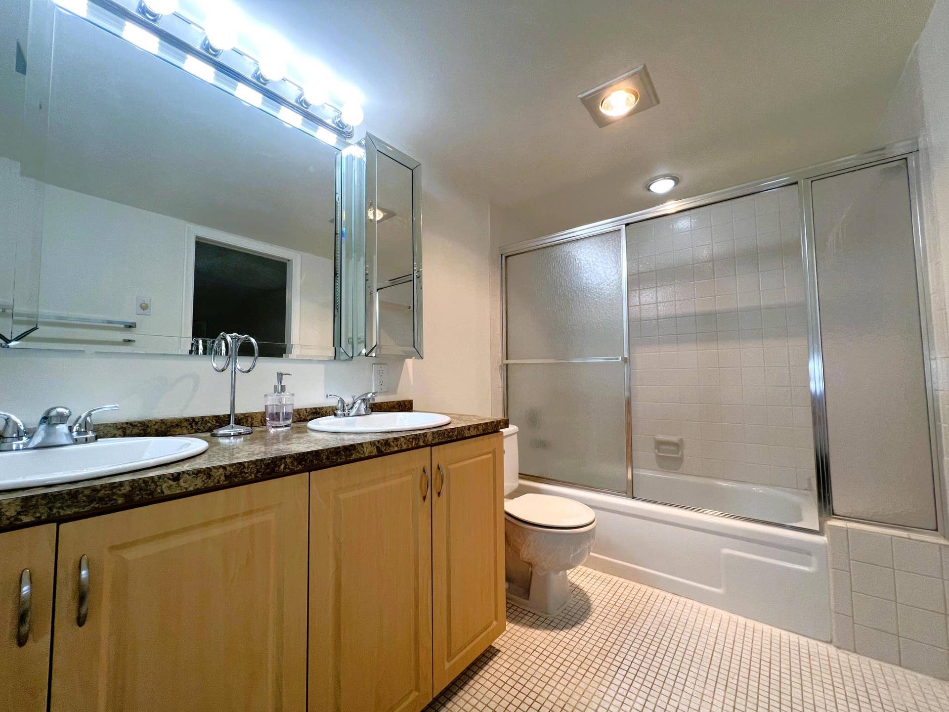 2403 Antigua Circle, #J4, Coconut Creek, FL 33066 MAIN BATHROOM