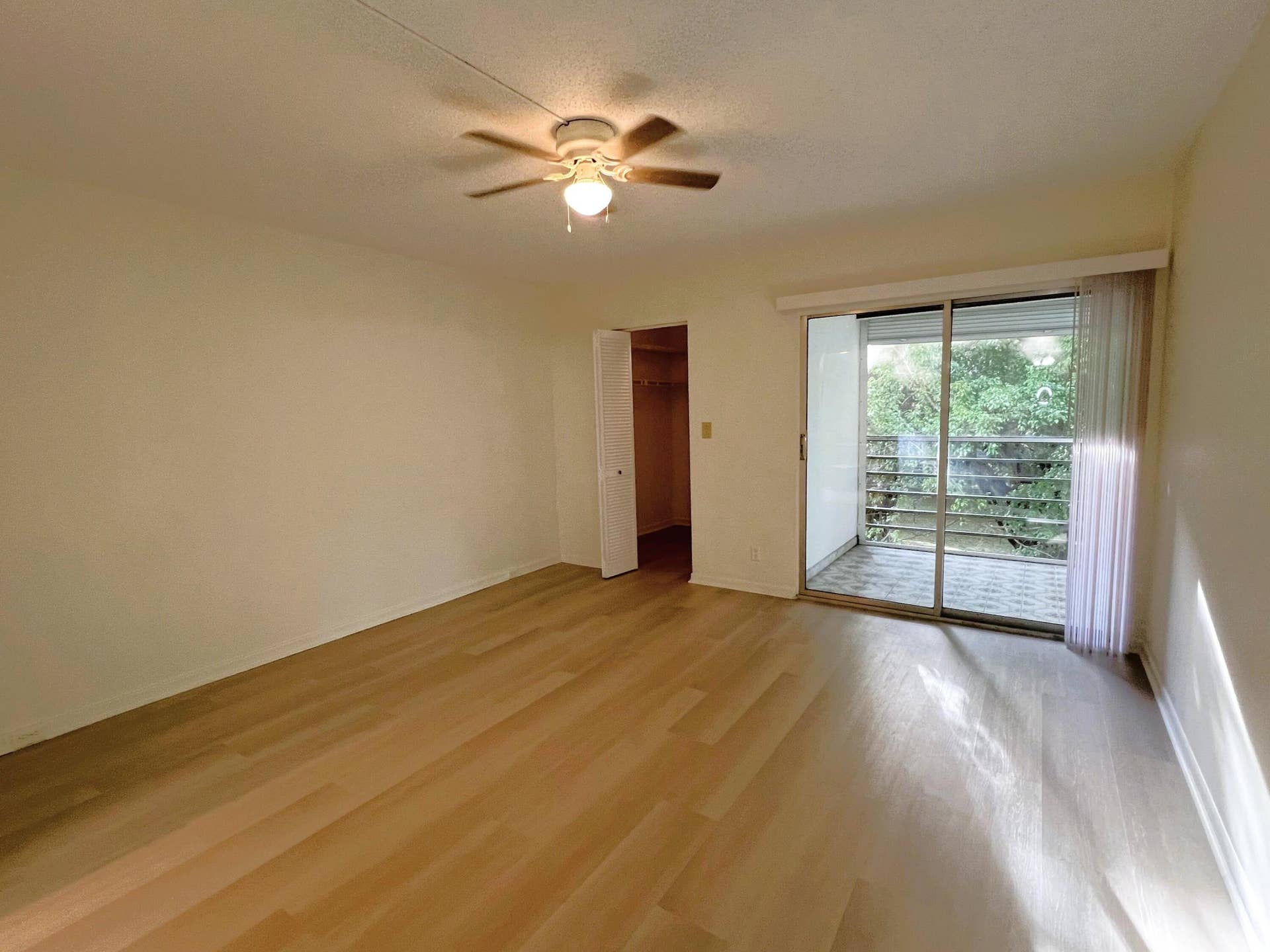 2403 Antigua Circle, #J4, Coconut Creek, FL 33066 MAIN BEDROOM