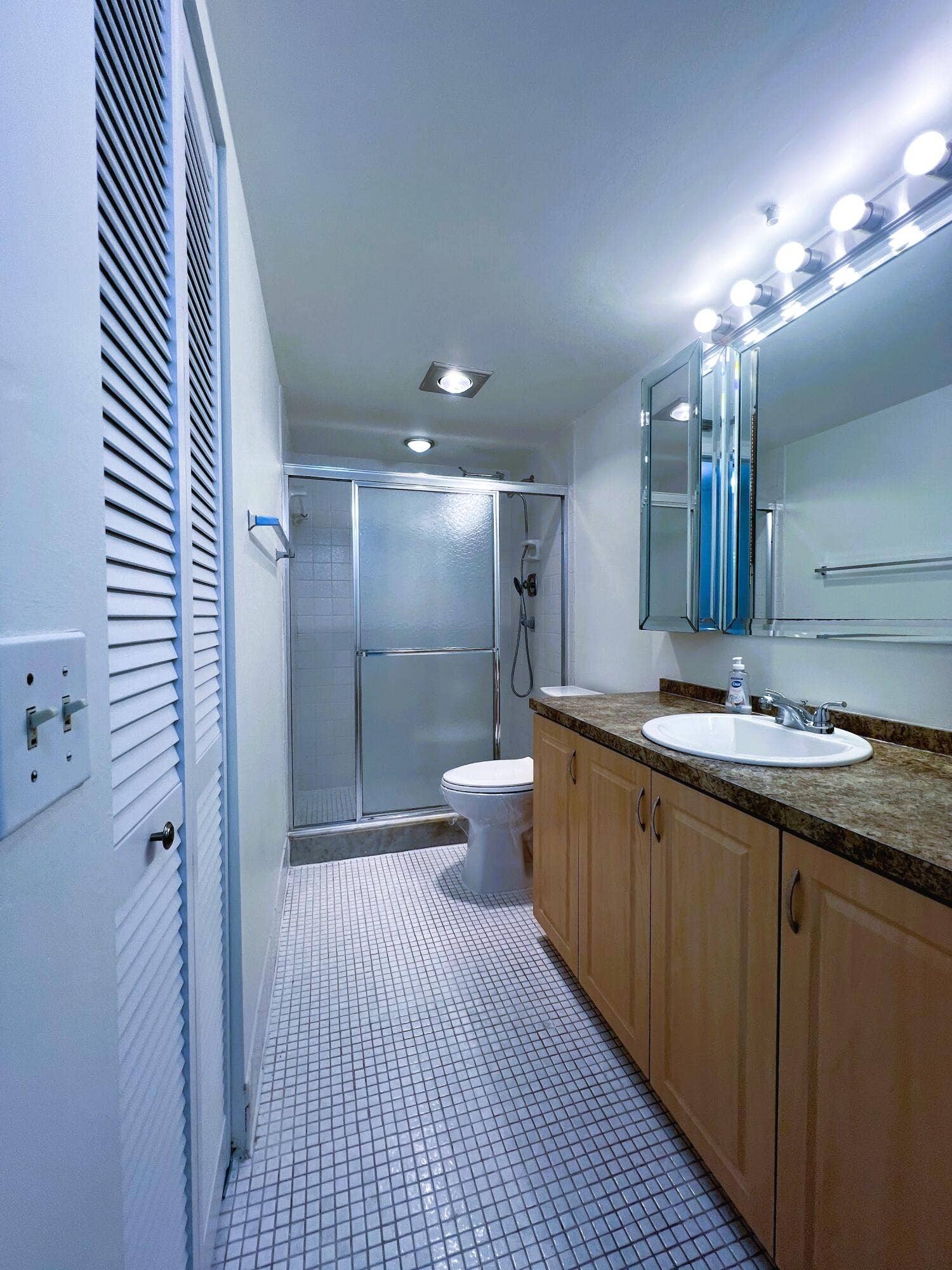 2403 Antigua Circle, #J4, Coconut Creek, FL 33066 GUEST BATHROOM