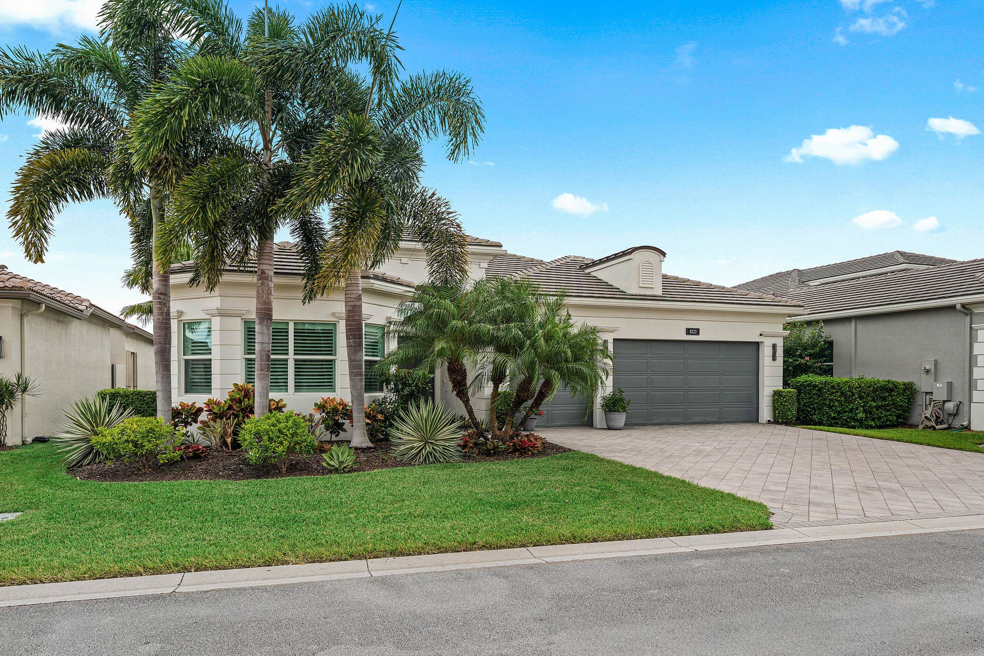 8223 Majestic Mountain Drive, Boynton Beach, FL 33473 Lushly Landscaped Exterior