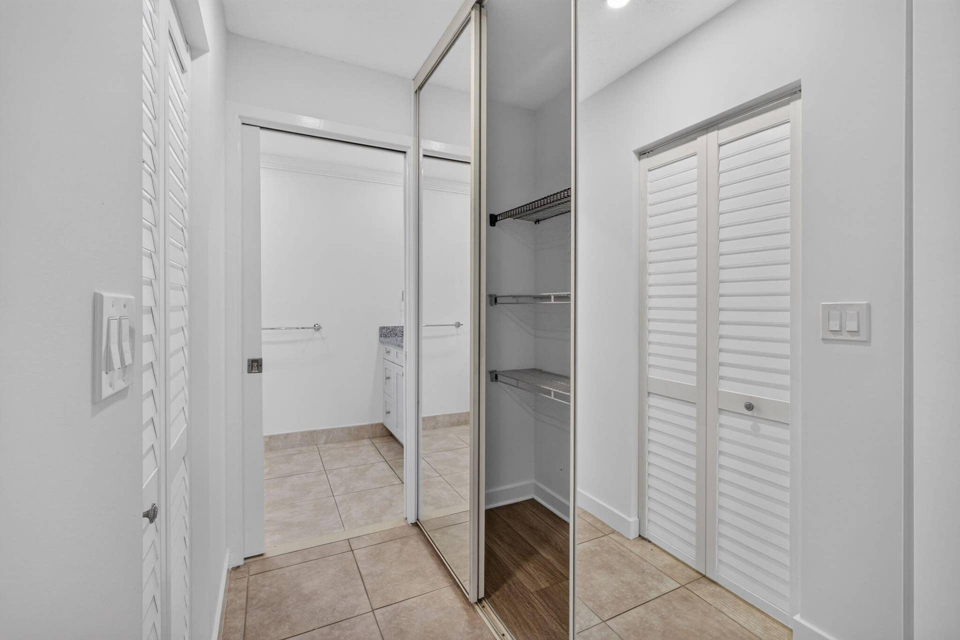 12 - Bedroom alternate view