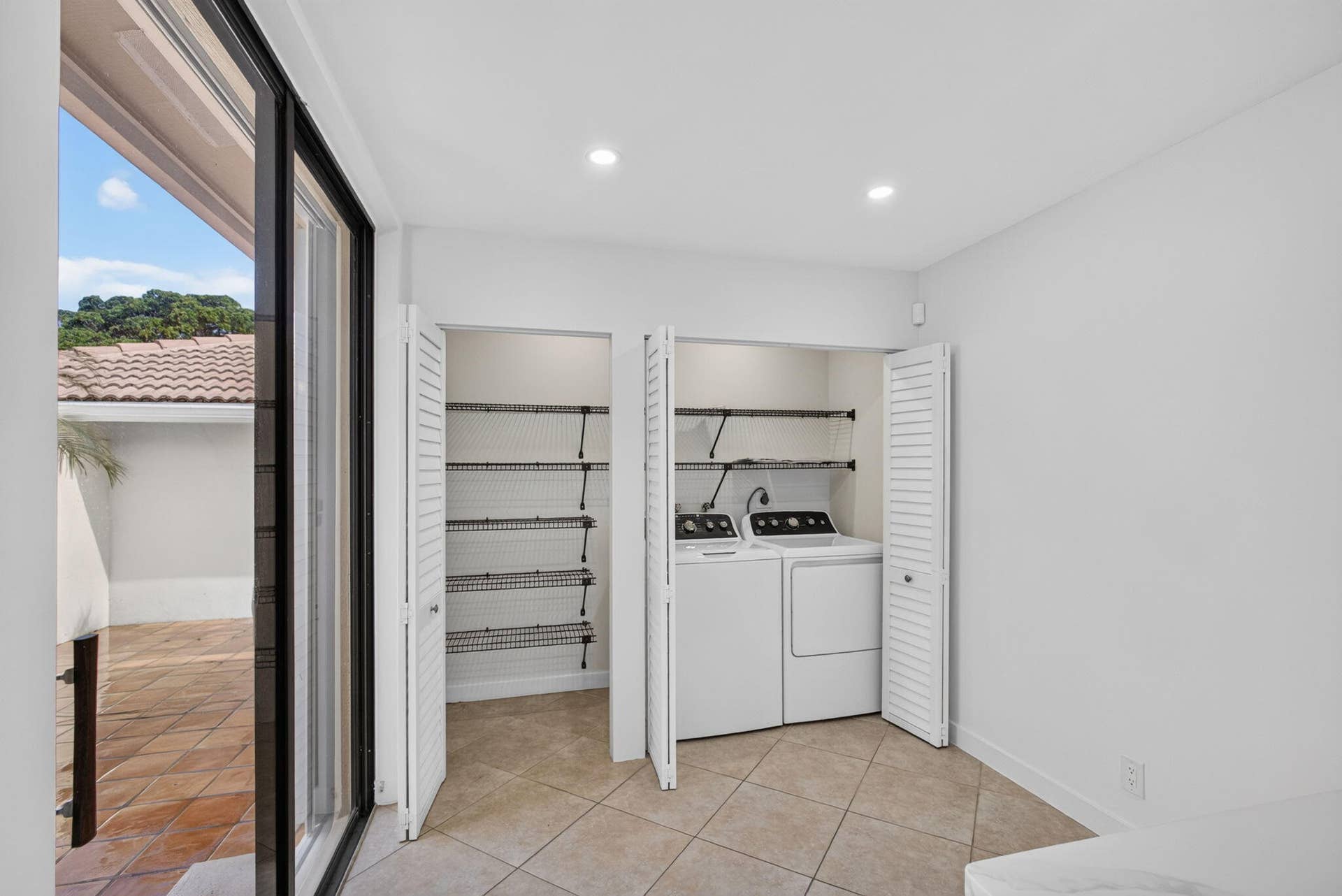 19 - Walk-in closet