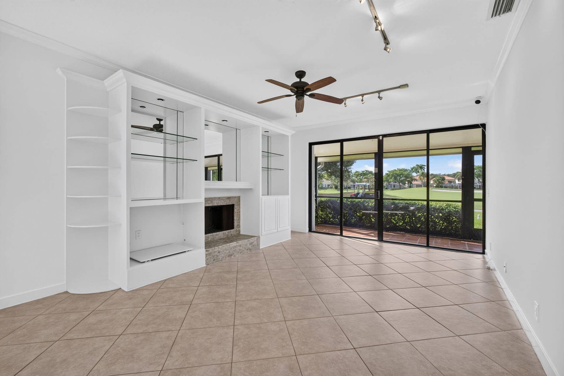 04 - Entry and dining area