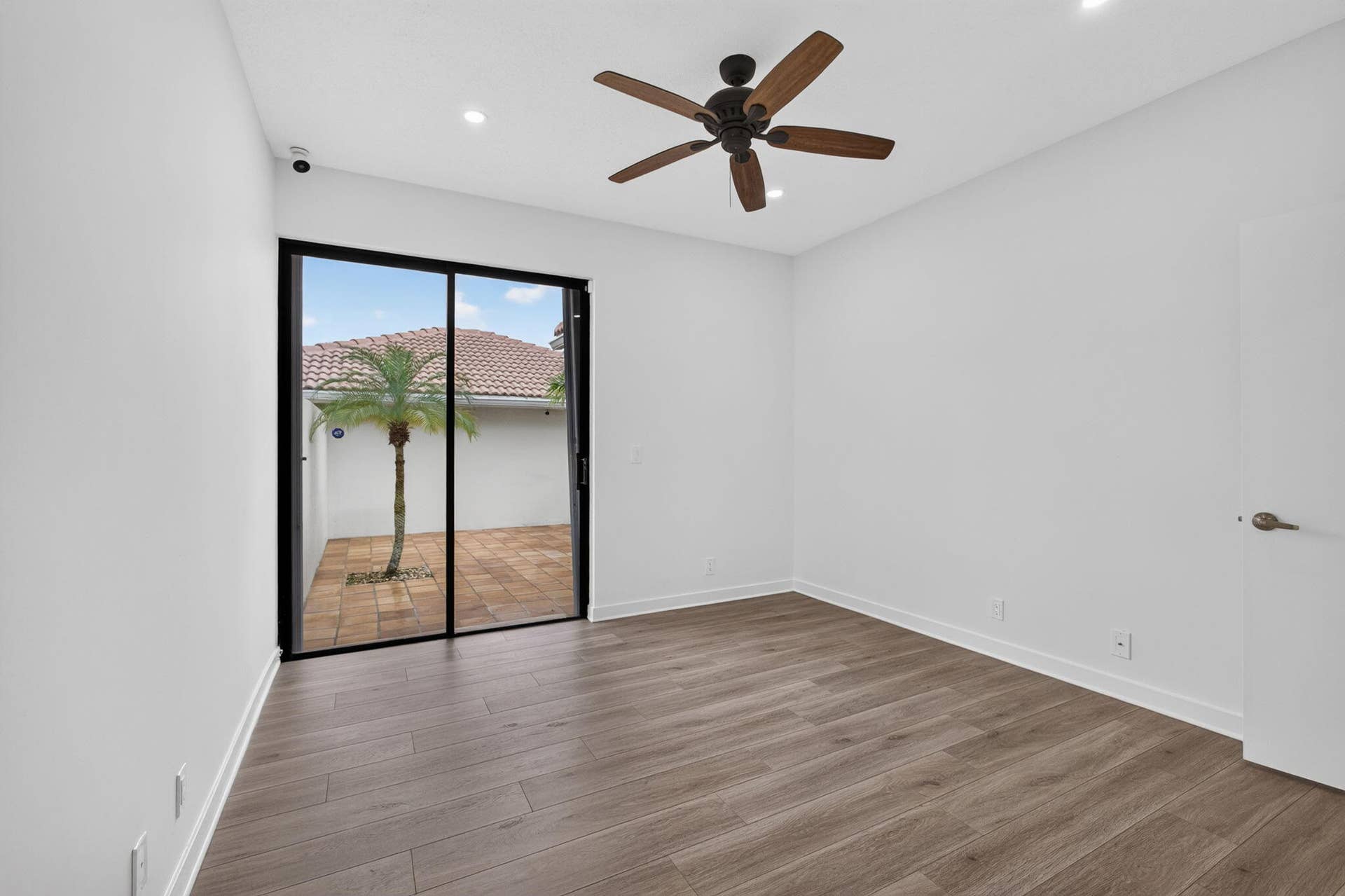 15 - Walk-in shower