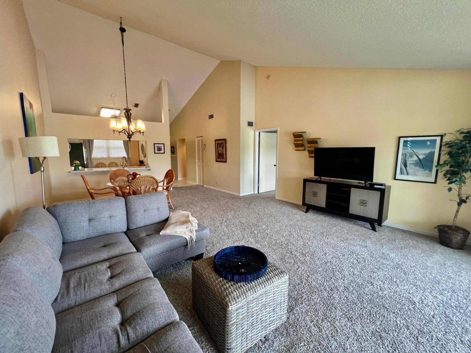 6944 BRIARLAKE Circle, #201, Palm Beach Gardens, FL 33418 Comfy and elegant