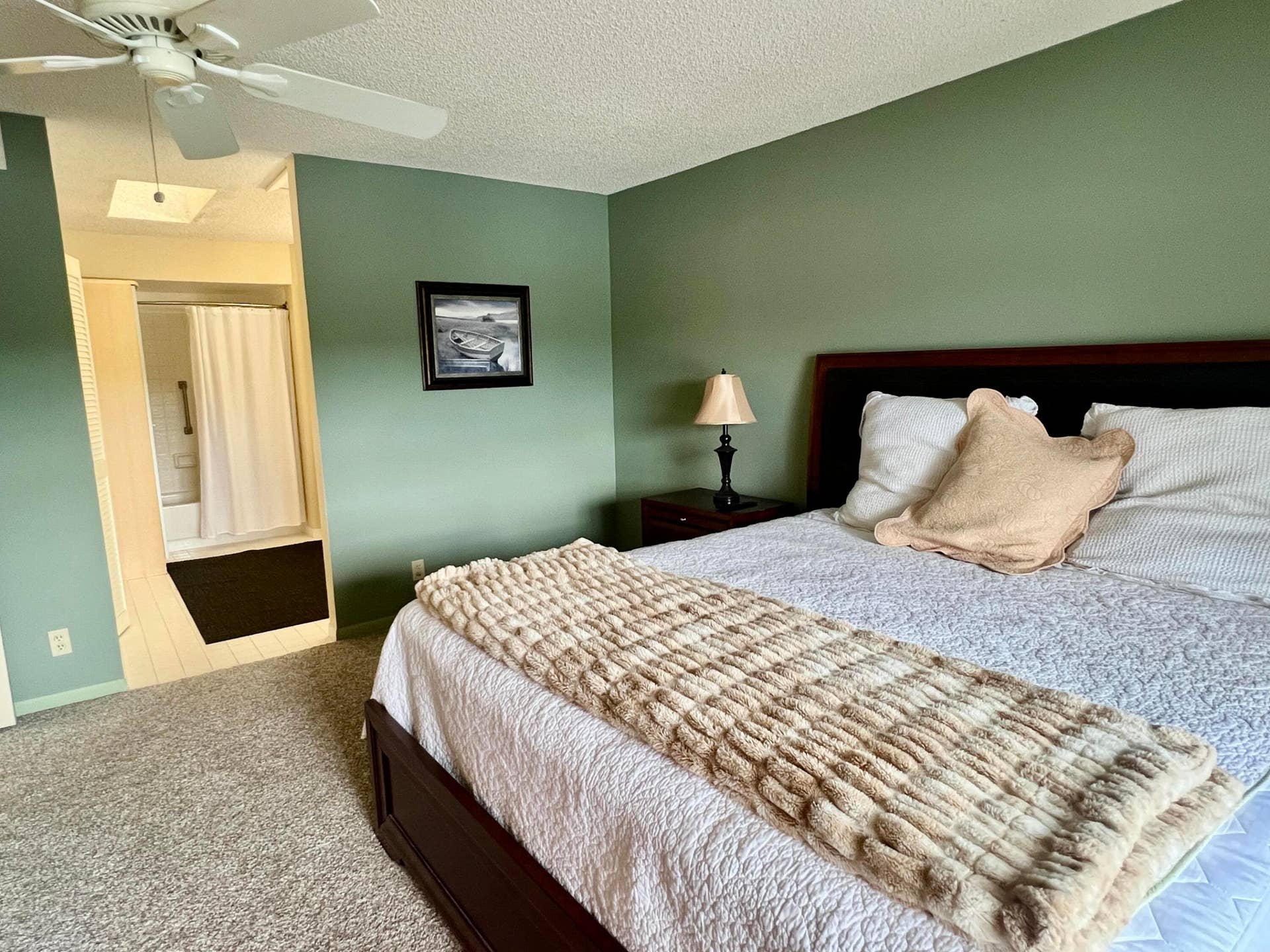 6944 BRIARLAKE Circle, #201, Palm Beach Gardens, FL 33418 Ma Bedroom with a king size bed