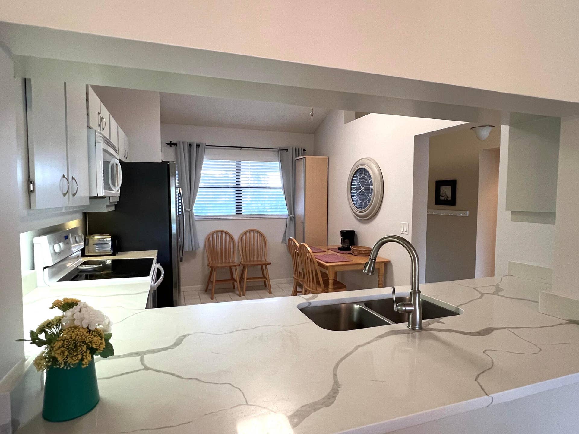6944 BRIARLAKE Circle, #201, Palm Beach Gardens, FL 33418 Stylish corian countertop