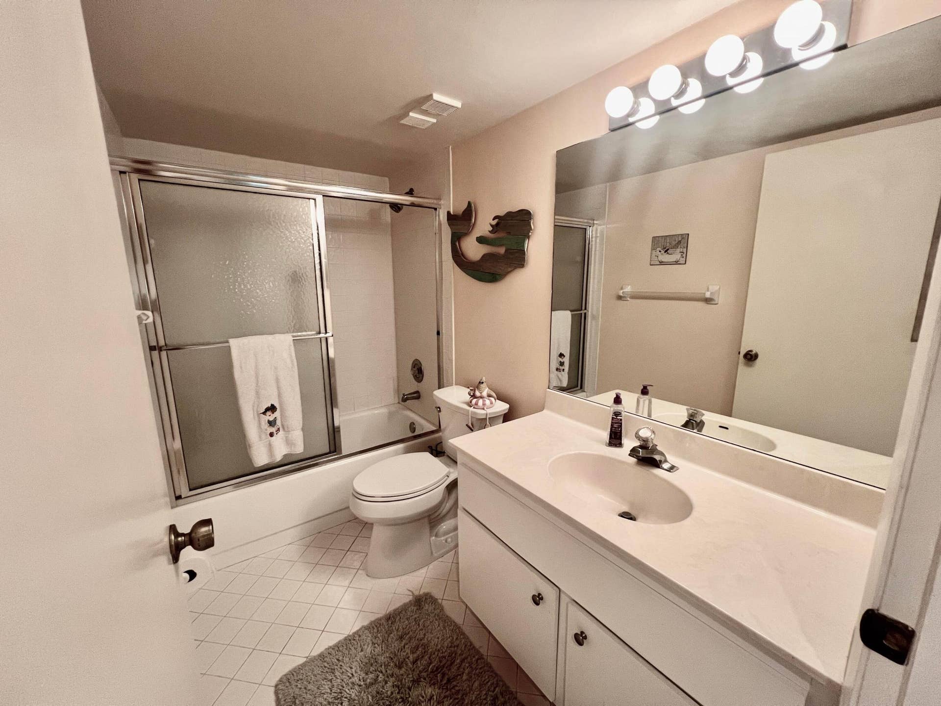 6944 BRIARLAKE Circle, #201, Palm Beach Gardens, FL 33418 Guest Bathroom