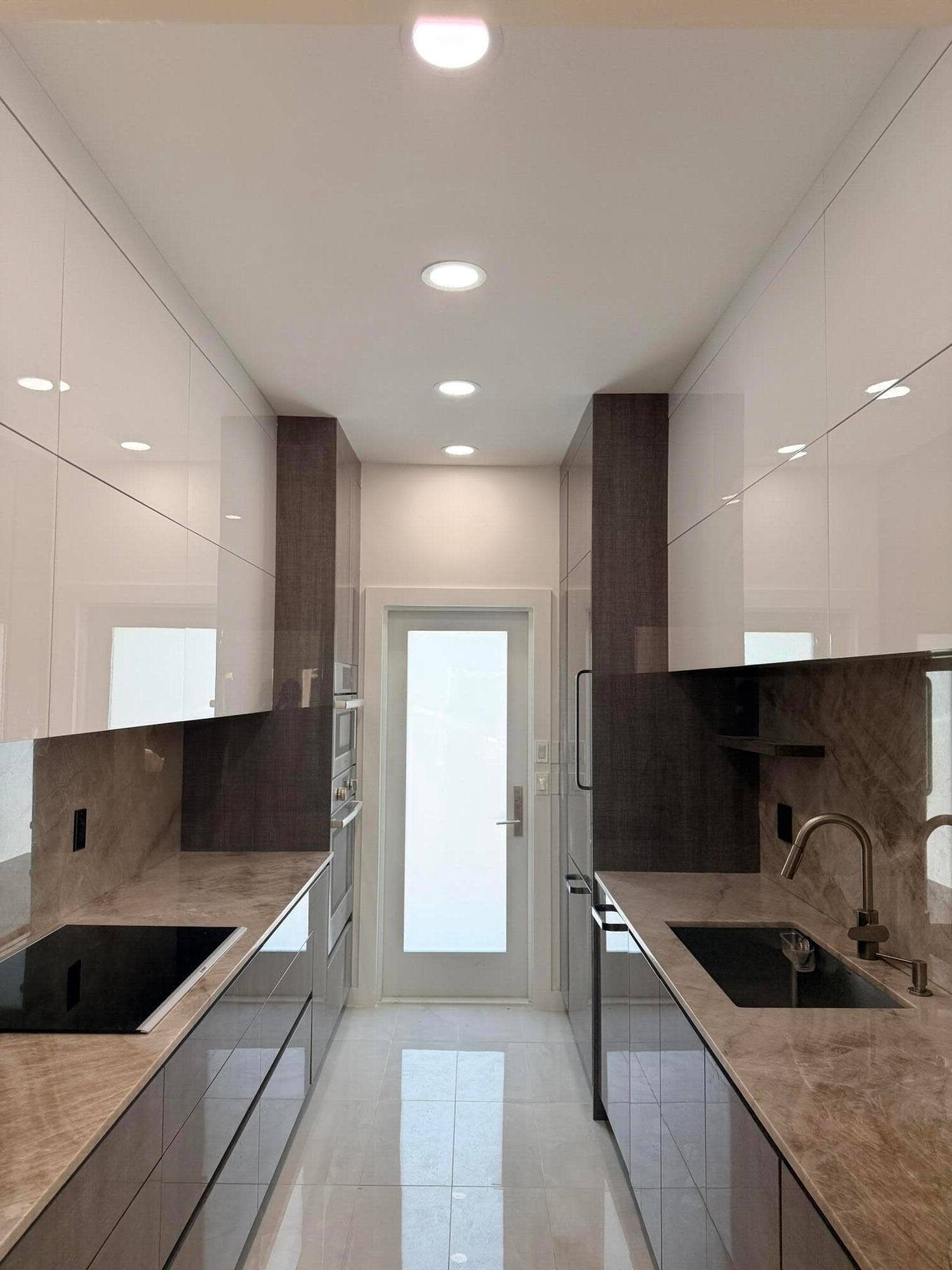 225 EVERGLADE Avenue, #Villa 5, Palm Beach, FL 33480 Renovated Kitchen Facing Backdoor