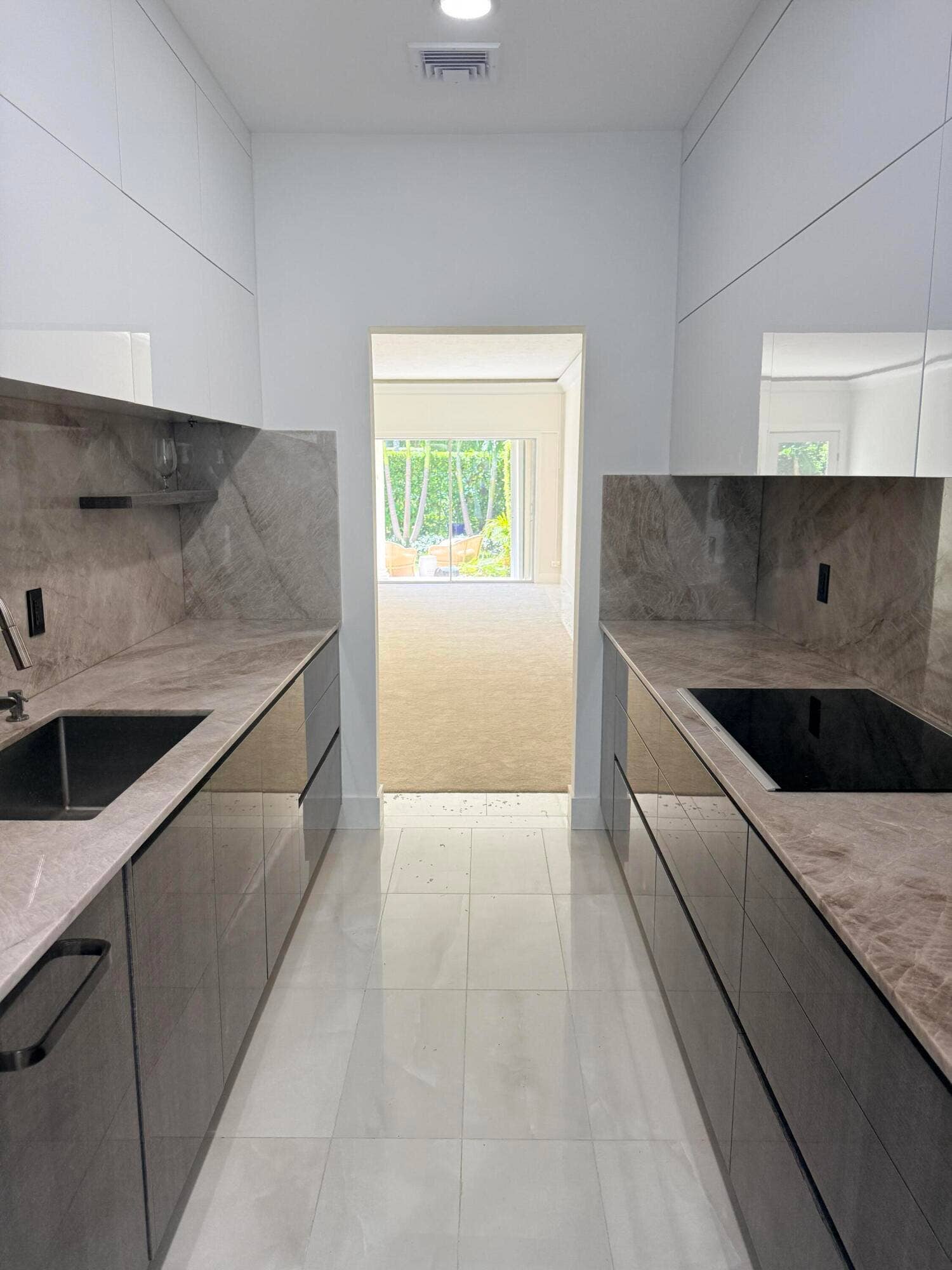 225 EVERGLADE Avenue, #Villa 5, Palm Beach, FL 33480 Renovated Kitchen Facing Dining Area
