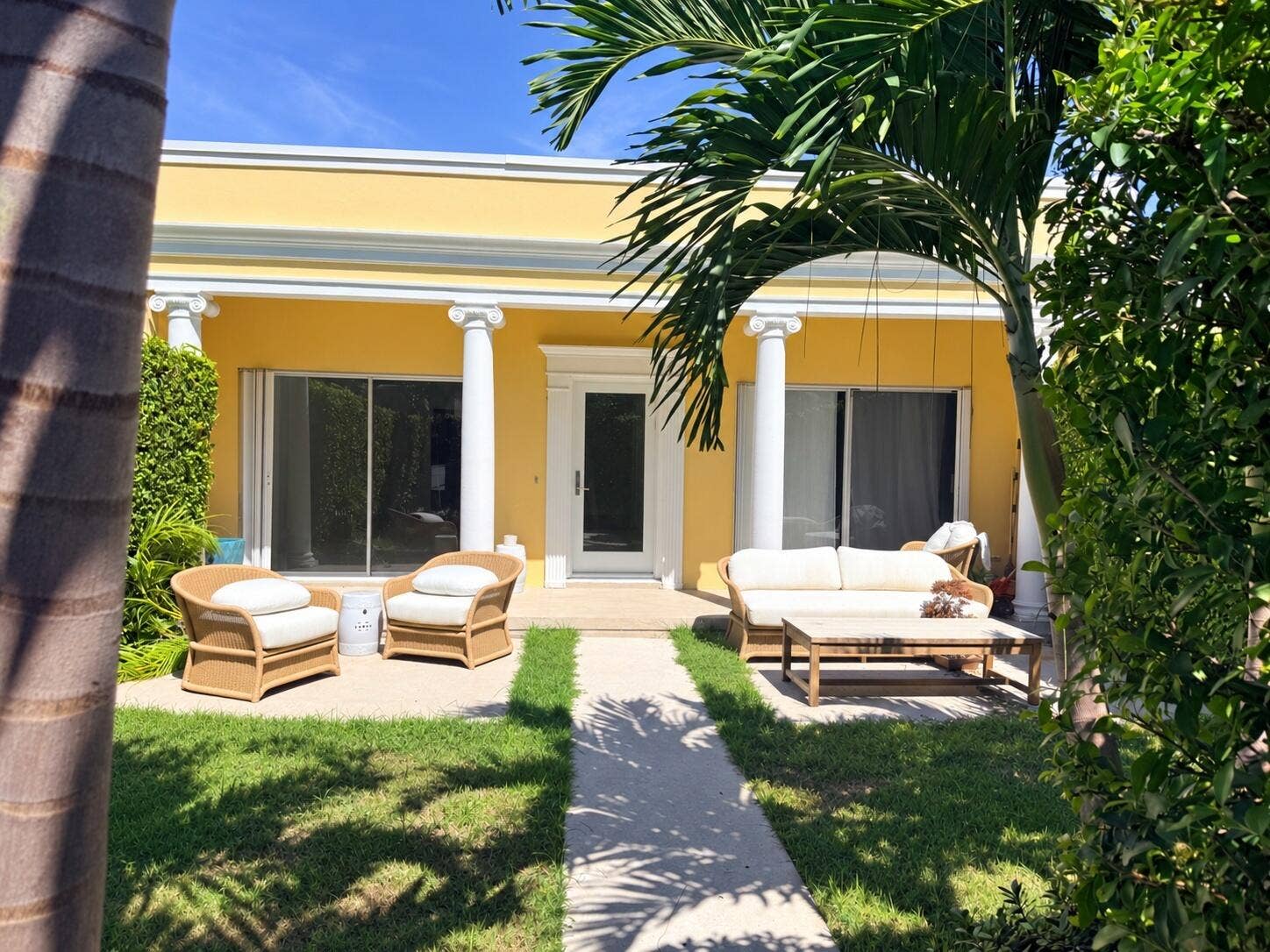 225 EVERGLADE Avenue, #Villa 5, Palm Beach, FL 33480 Entry Courtyard