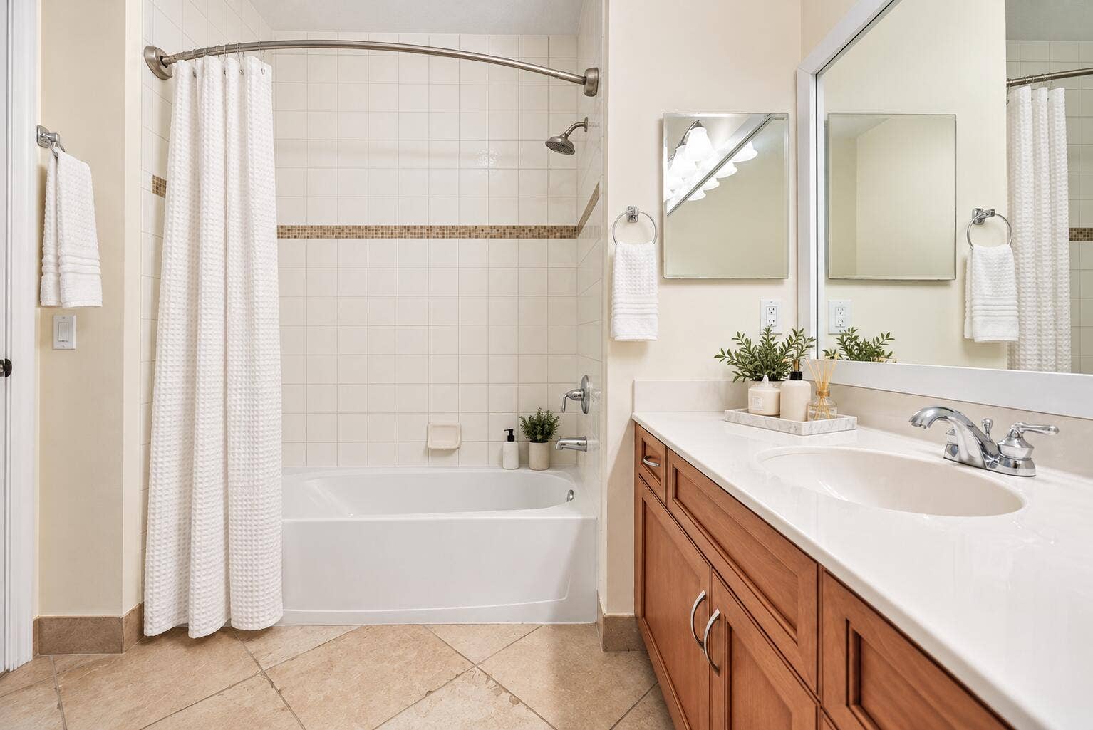 247 W Chrystie Circle, Delray Beach, FL 33484 Guest Bath