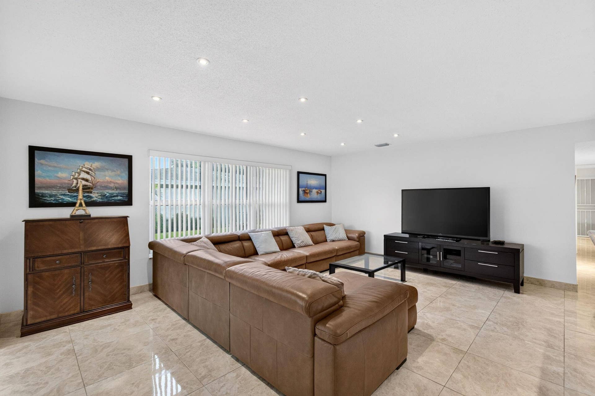 Spacious and sunny living room (1)