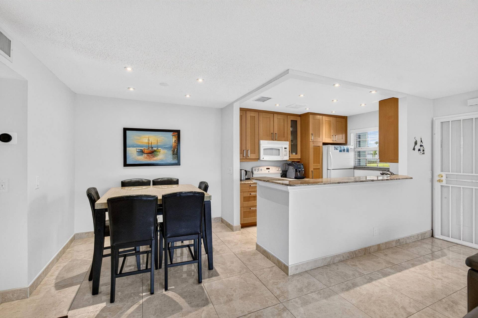 Open concpet kitchen and dining room vie