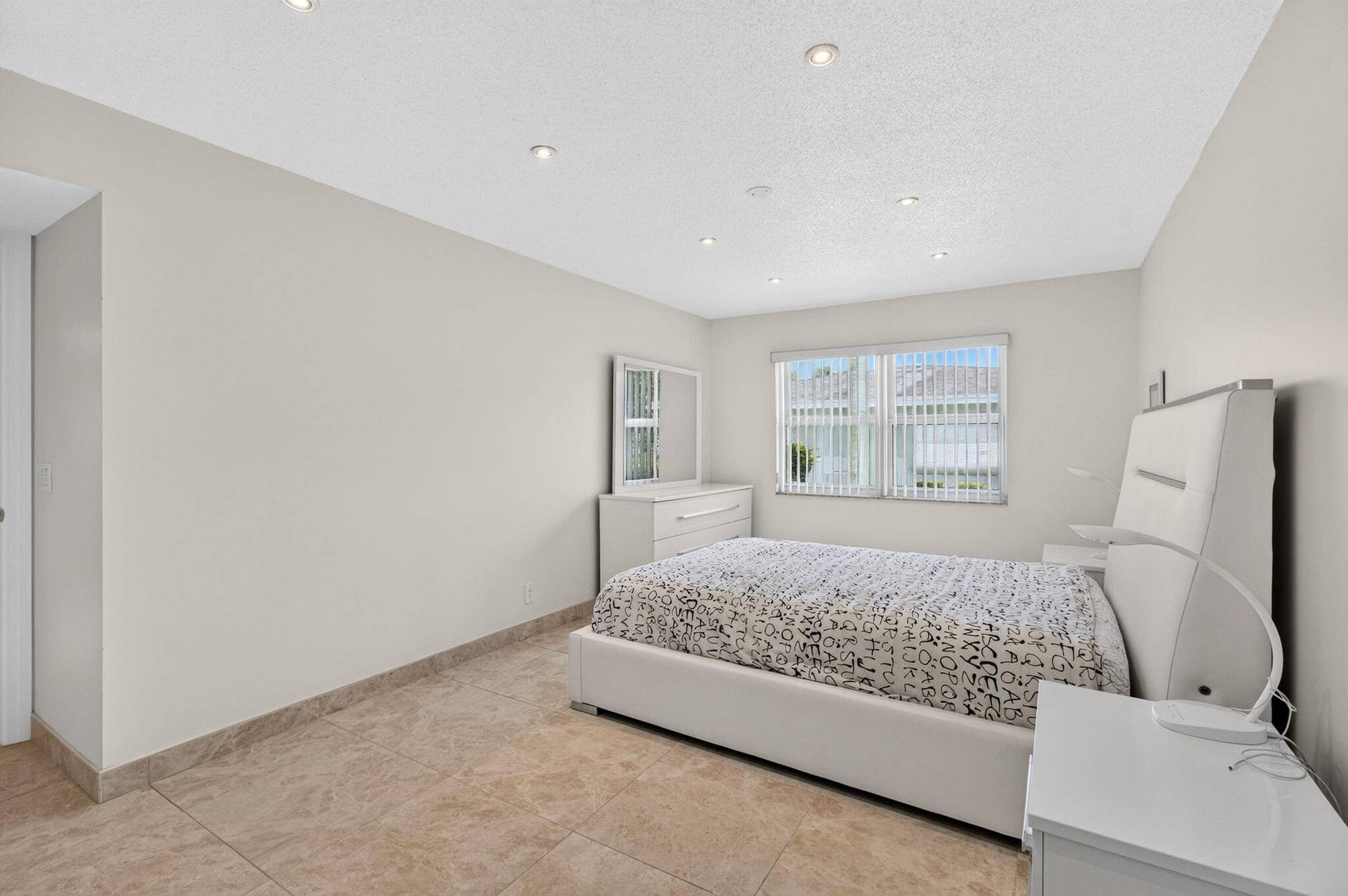 Master bedroom (5)
