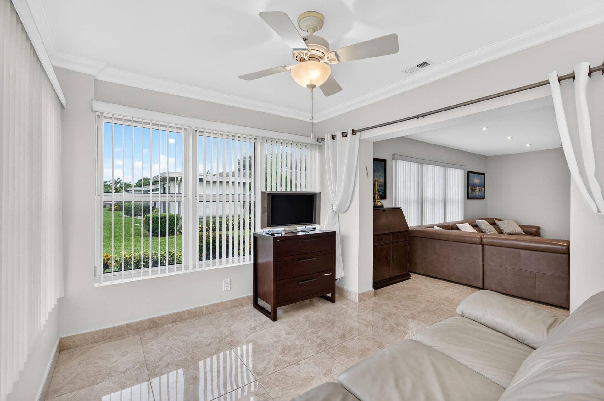 Enclosed Florida room under air (1)