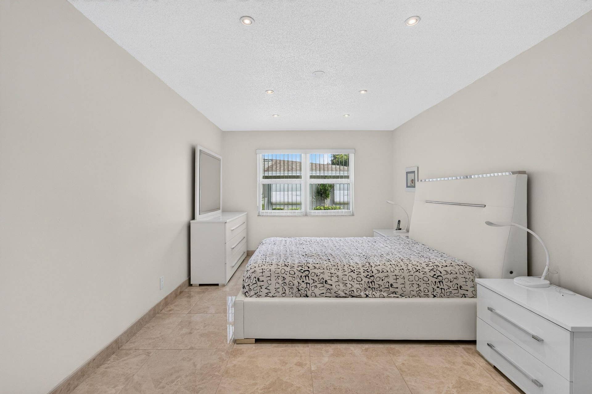 Master bedroom (6)