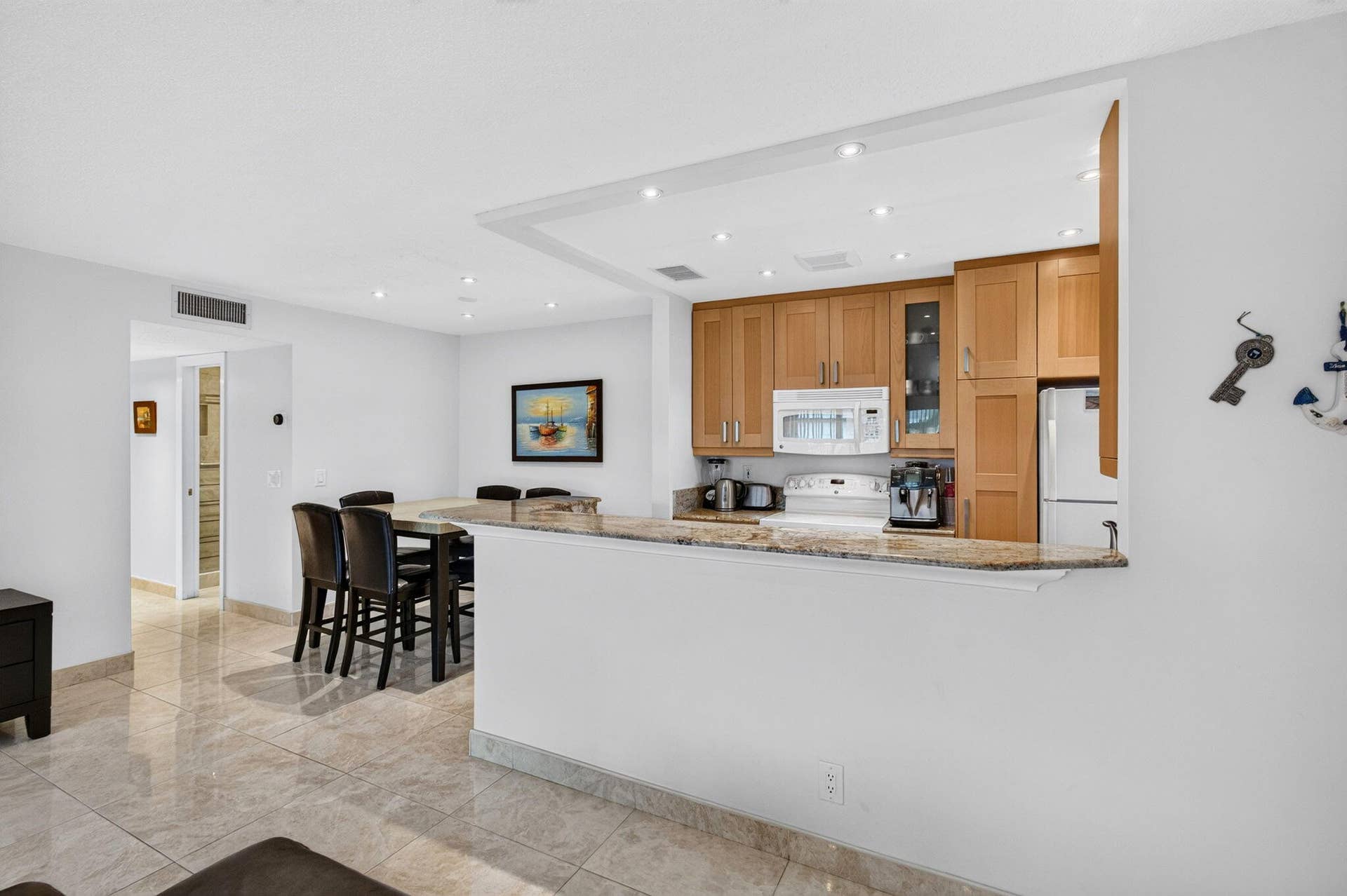 Open concpet kitchen and dining room vie