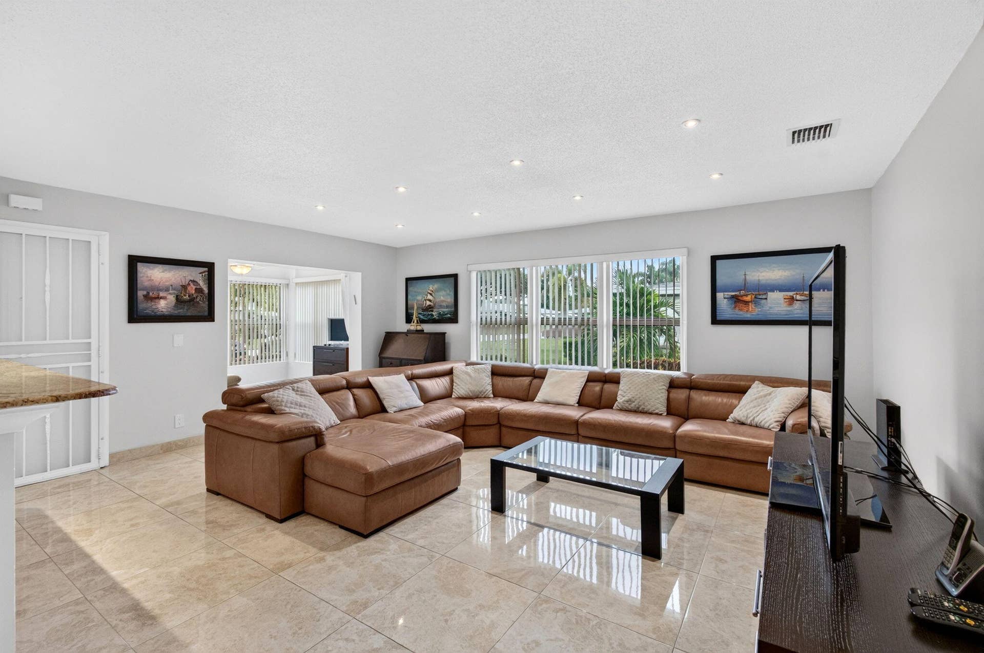 Spacious and sunny living room (3)