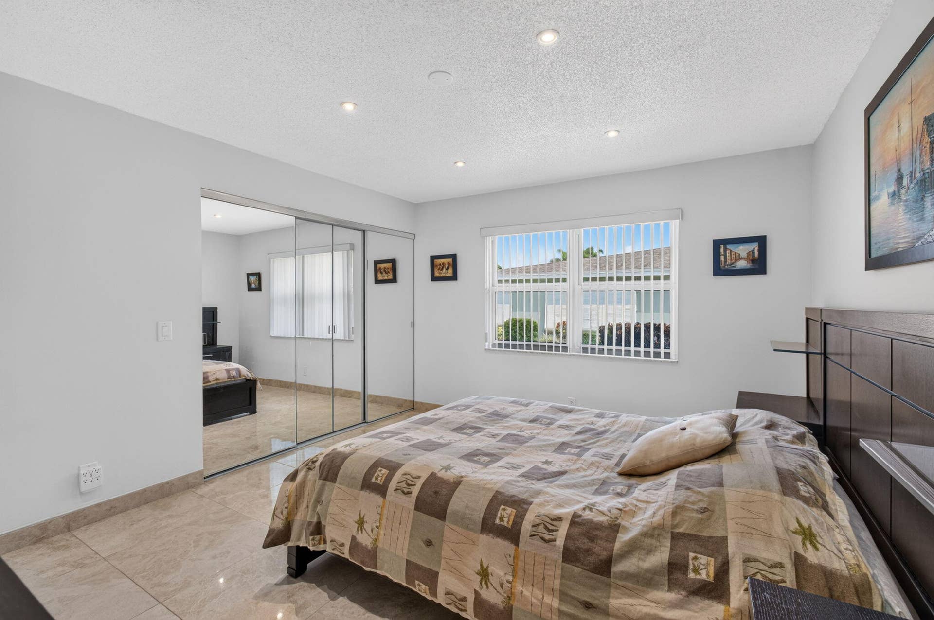 Guest bedroom (1)