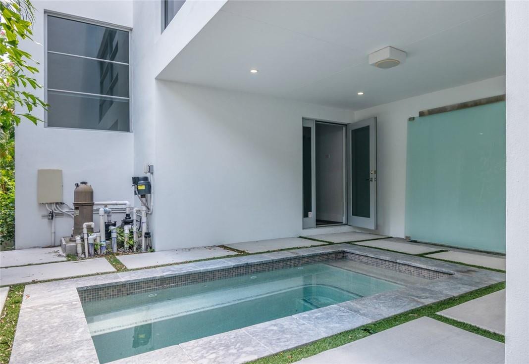 26 SE 10TH Avenue, Fort Lauderdale, Fort Lauderdale, FL 33301 Waterfall entry
