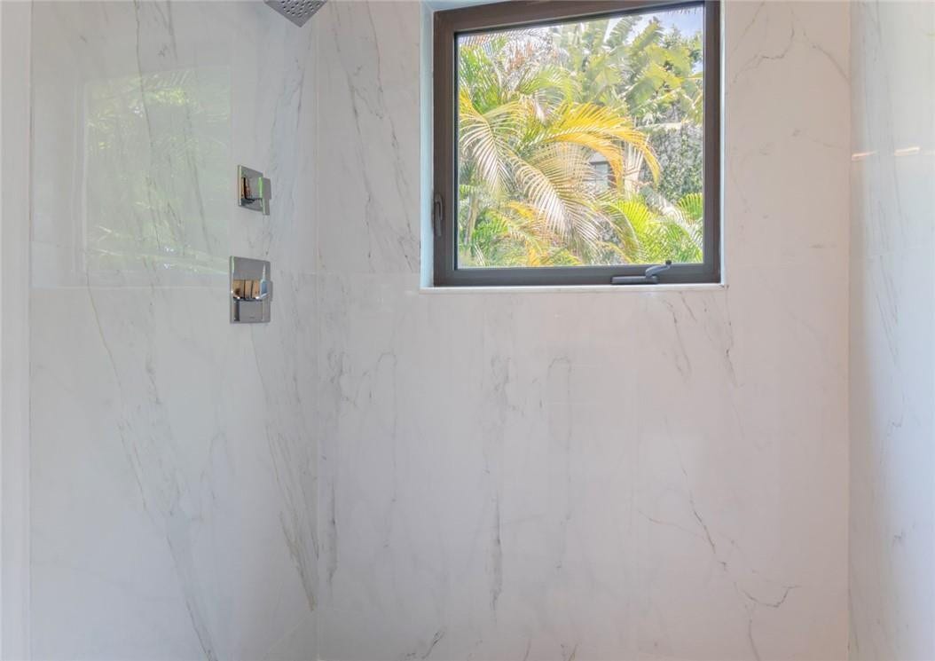 26 SE 10TH Avenue, Fort Lauderdale, Fort Lauderdale, FL 33301 Large sep shower primary