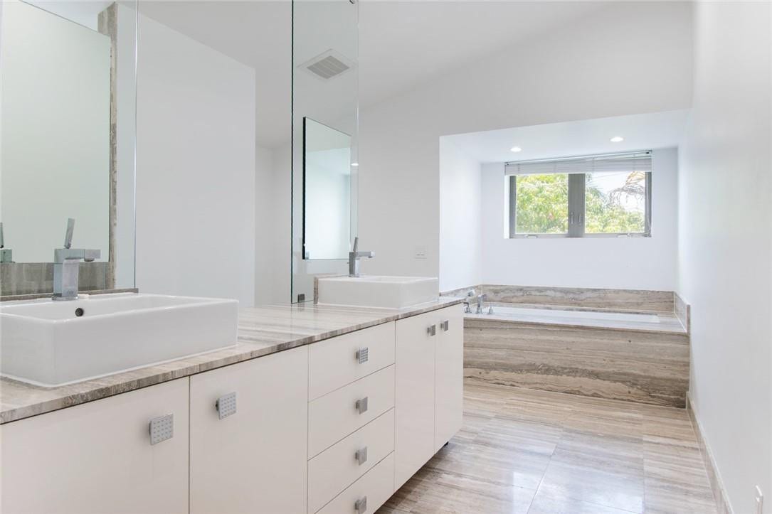 26 SE 10TH Avenue, Fort Lauderdale, Fort Lauderdale, FL 33301 Primary Bathroom
