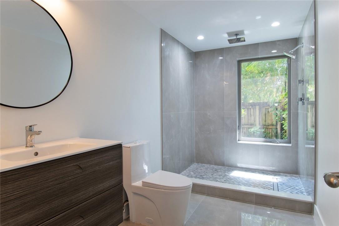 26 SE 10TH Avenue, Fort Lauderdale, Fort Lauderdale, FL 33301 ensuite guest bathroom