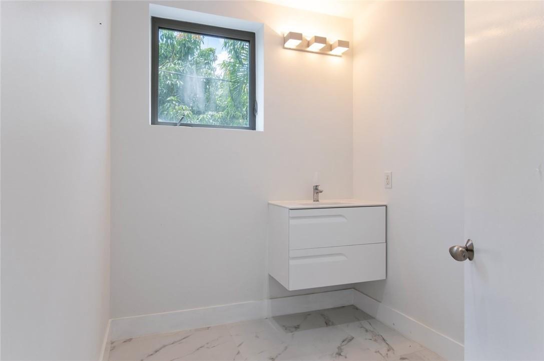 26 SE 10TH Avenue, Fort Lauderdale, Fort Lauderdale, FL 33301 Powder Room