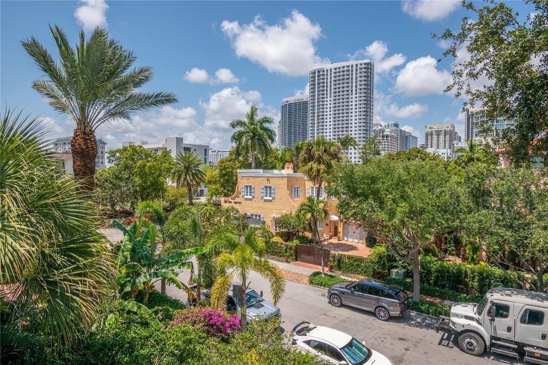 26 SE 10TH Avenue, Fort Lauderdale, Fort Lauderdale, FL 33301 Quiet tree lined street