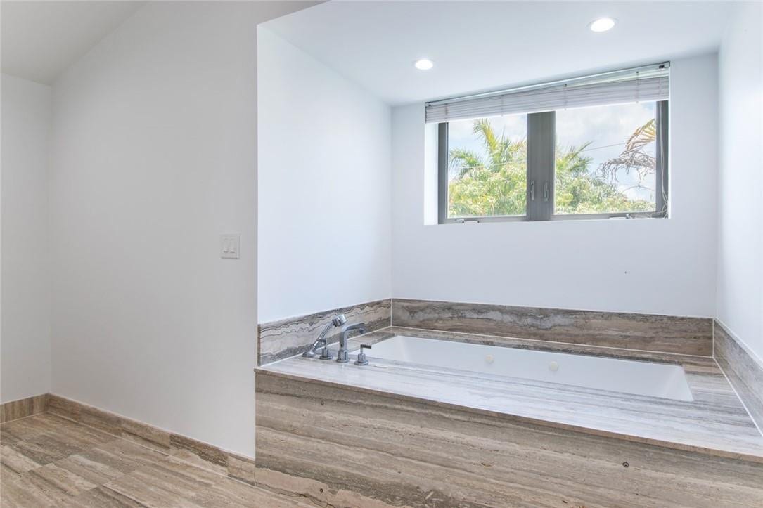 26 SE 10TH Avenue, Fort Lauderdale, Fort Lauderdale, FL 33301 Primary Bath Soaking Tub/Jacuzzi
