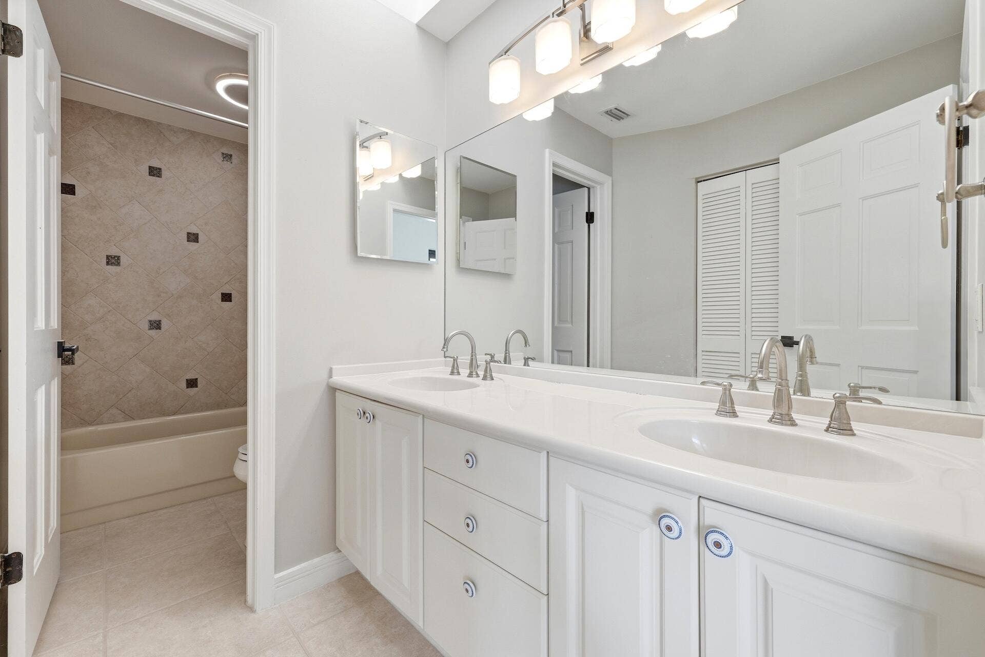 1013 SHADY LAKES Circle, Palm Beach Gardens, FL 33418 Bathroom