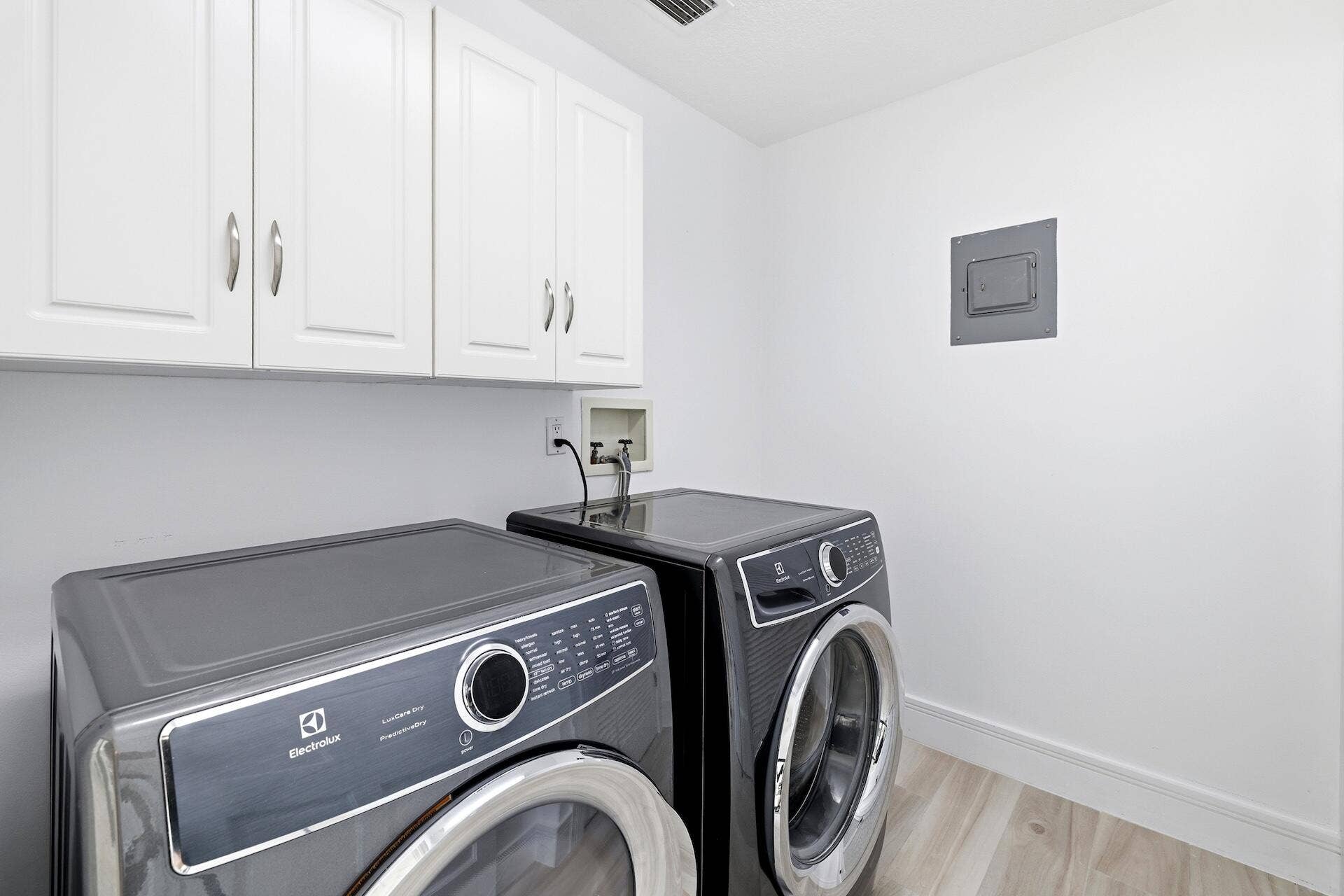 1013 SHADY LAKES Circle, Palm Beach Gardens, FL 33418 Laundry