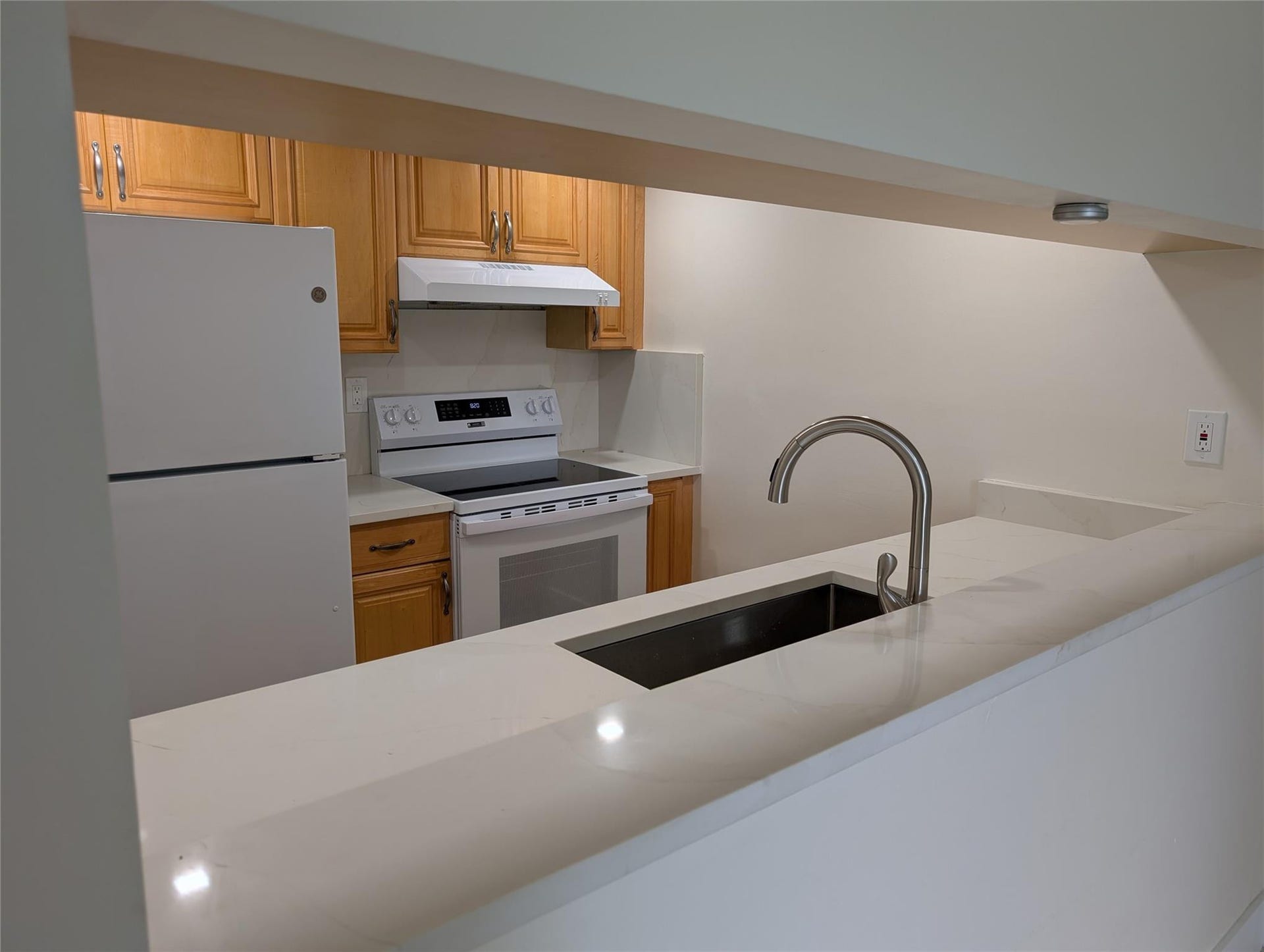 6040 Shaker Wood Circle, Tamarac, FL 33319 Photo 2