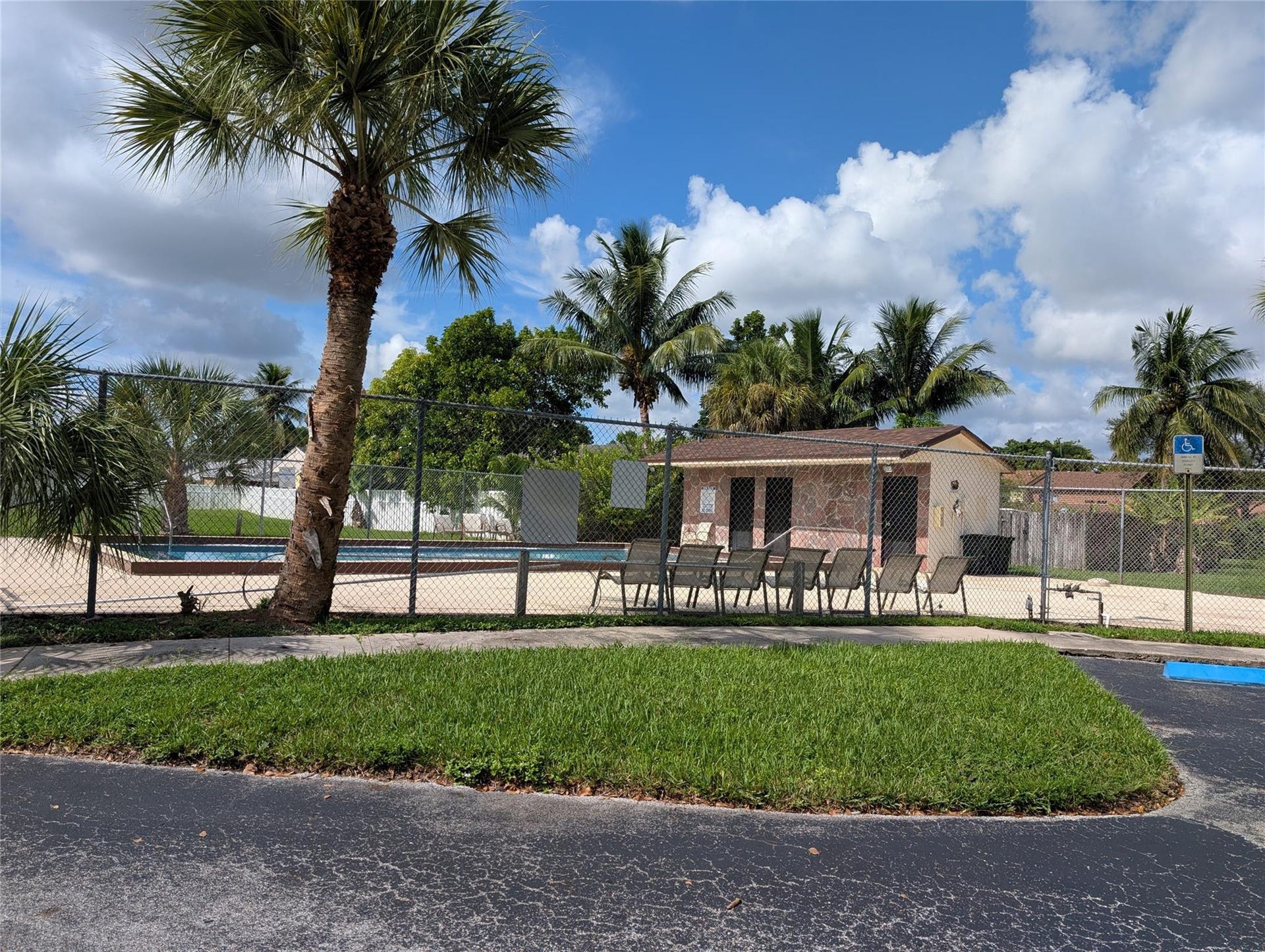 6040 Shaker Wood Circle, Tamarac, FL 33319 Photo 14