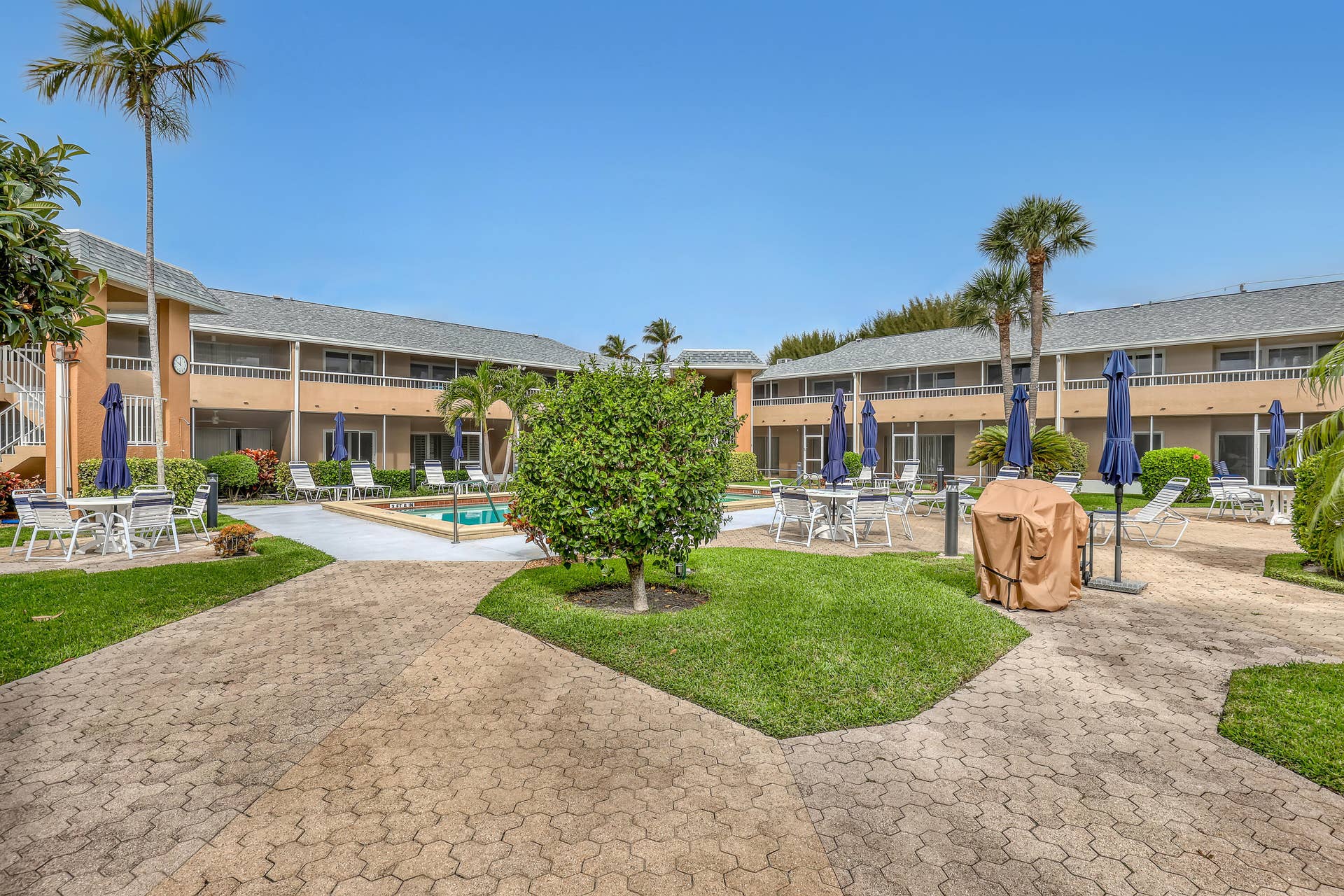 1100 Surf Road, #215, Singer Island, FL 33404 pool area/BBQ