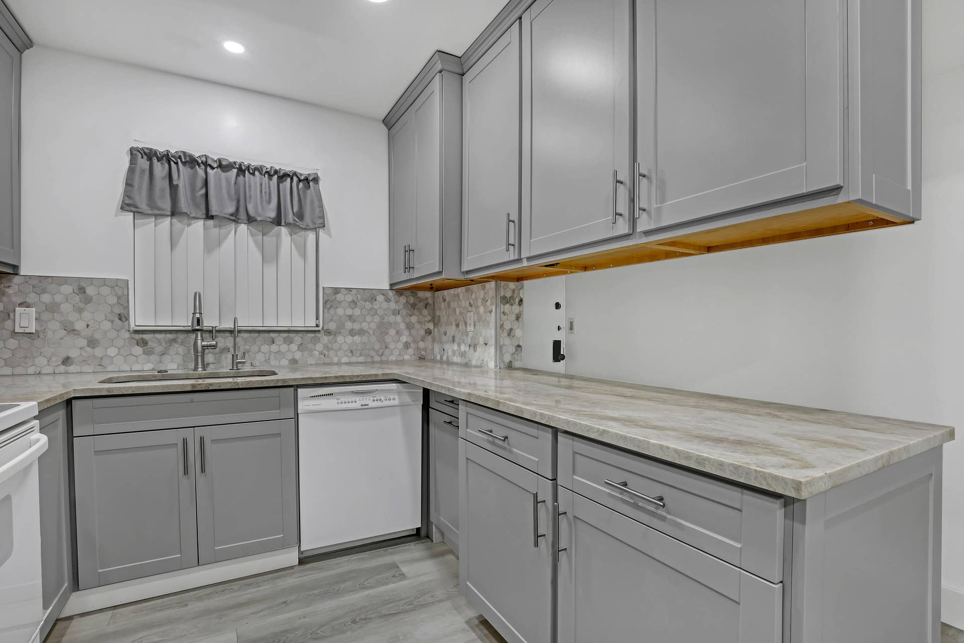 1100 Surf Road, #215, Singer Island, FL 33404 Kitchen