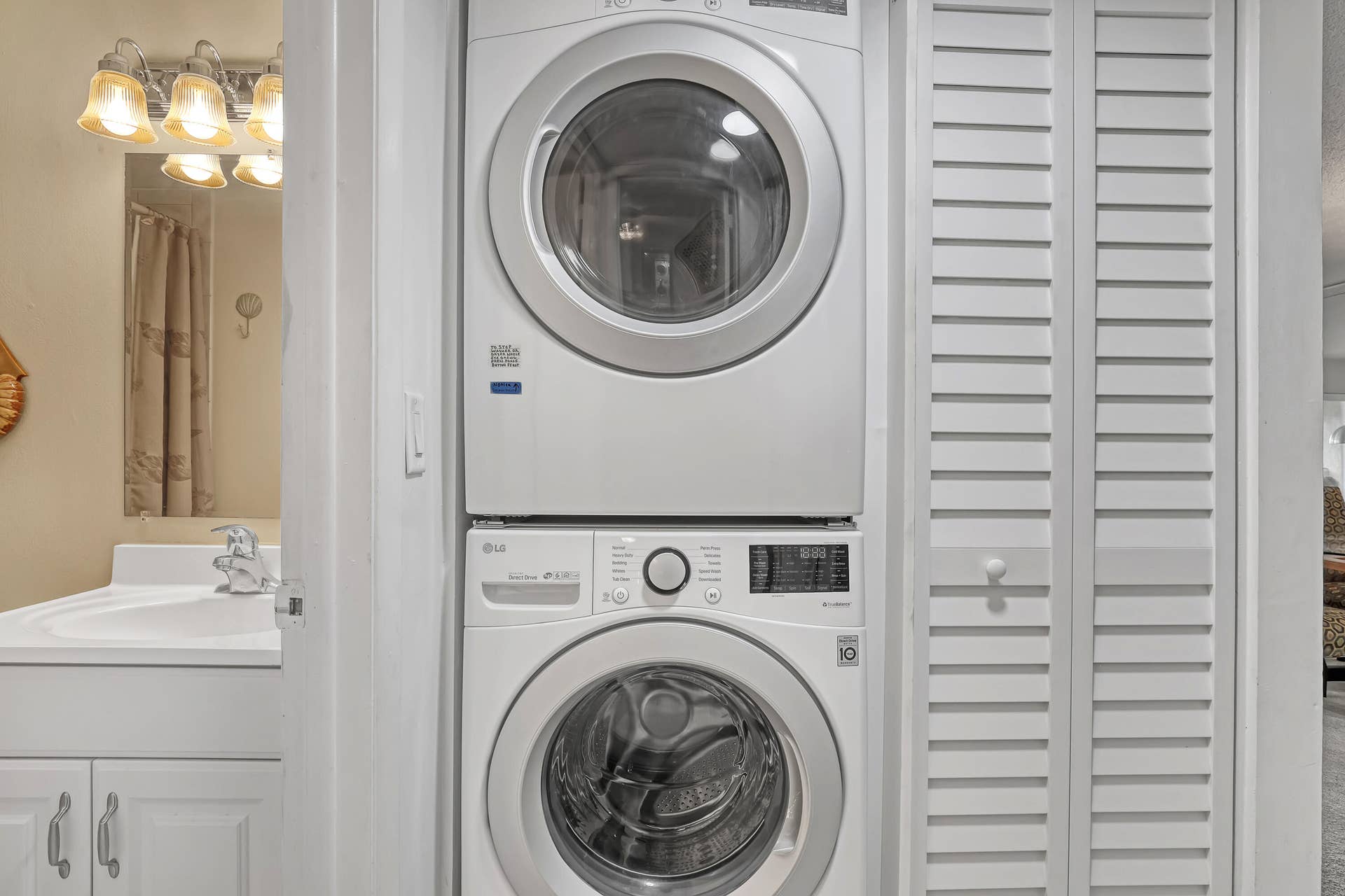 1100 Surf Road, #215, Singer Island, FL 33404 Private Washer/Dryer