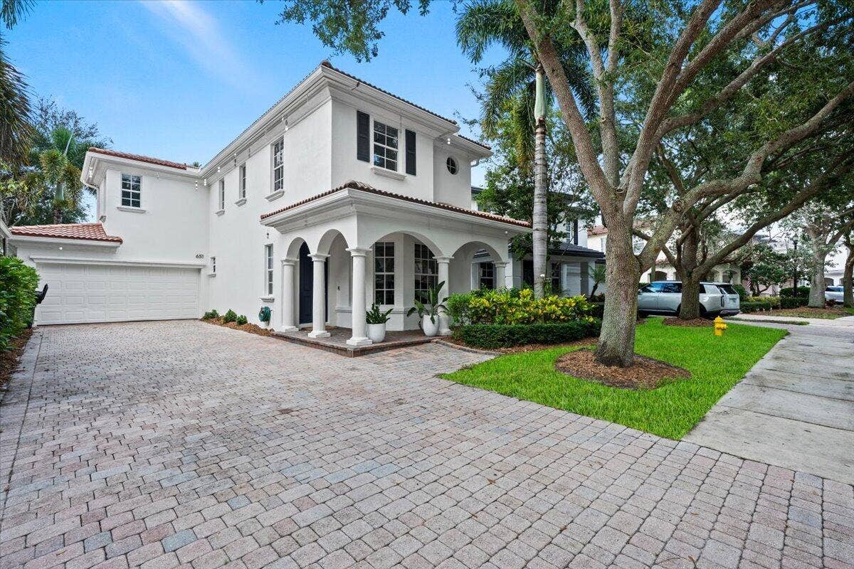 651 Castle Drive, Palm Beach Gardens, FL 33410 Welcome to 651 Castle Drive