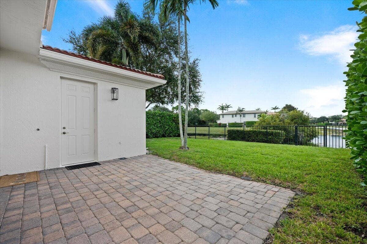 651 Castle Drive, Palm Beach Gardens, FL 33410 Extended Patio