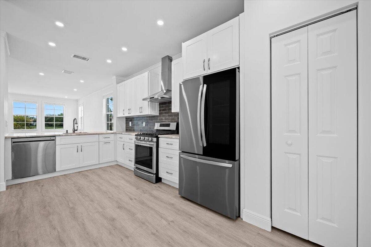 651 Castle Drive, Palm Beach Gardens, FL 33410 Modern Chef's Kitchen