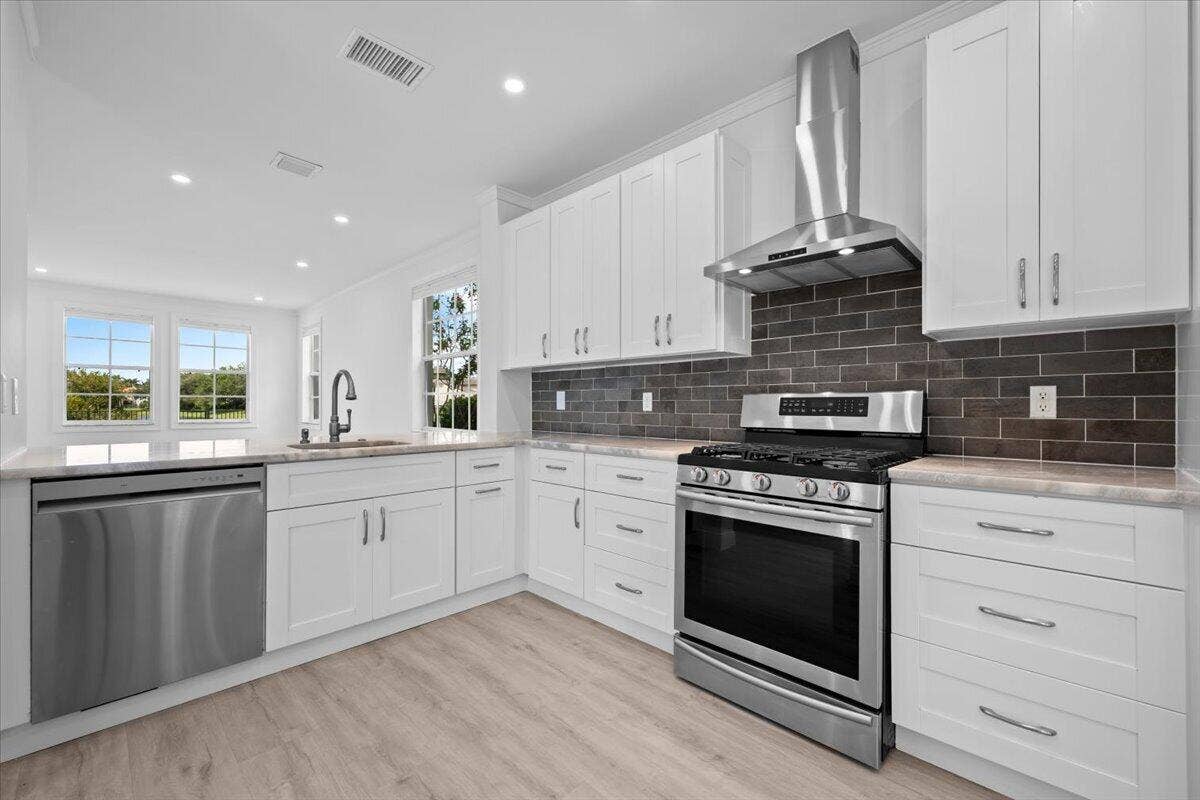 651 Castle Drive, Palm Beach Gardens, FL 33410 Modern Chef's Kitchen