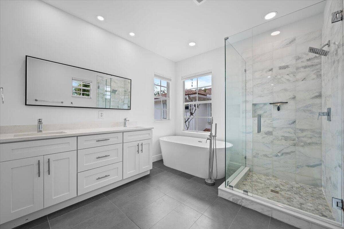 651 Castle Drive, Palm Beach Gardens, FL 33410 Owner's Suite Bathroom